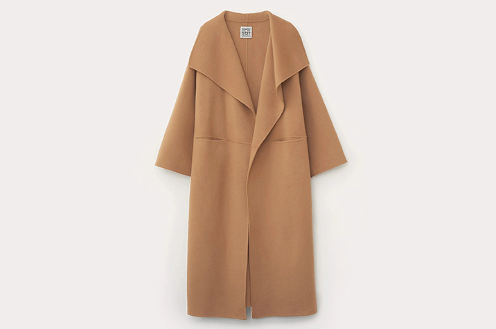 Nederlandse vrouwen zweren bij deze minimalistische jas – heb jij ‘m al?